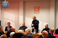 osoby zebrane na auli w budynku tomaszowskiej komendy uczestniczące w odprawie rocznej