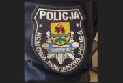 emblemat - naszywka na rękawie z godłem powiatu i policyjną gwiazdą z napisem policja