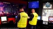 policjant i funkcjonariusz KAS wykonują oględziny zabezpieczanych urządzeń do gier hazardowych