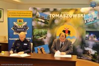 Komendant Powiatowy Policji podpisuje porozumienie ze Starostą Tomaszowskim