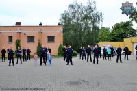 policjanci z Komendy Powiatowej Policji w Tomaszowie mazowieckim wykonują zadanie robiąc ćwiczenie fizyczne tj. podpór przodem i tzw. pompki