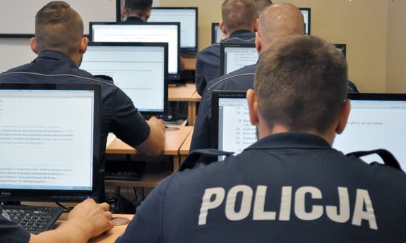 policjanci przy monitorach komputerów  w trakcie szkolenia
