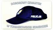 policyjna czapka letnia z napisem doborowy czwartek w tomaszowskiej komendzie