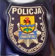naszywka na rękawie munduru z napisem Policja - Komenda Powiatowa Policji Tomaszów Mazowiecki
