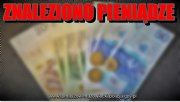 rozmazane zdjęcie  banknotów i bilonu PLN z napisem znaleziono pieniądze