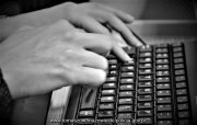 czarno białe zdjęcie dłoni kobiecych nad klawiaturą komputerową