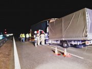 zdjęcia z miejsca wypadku drogowego na którym widać pojazd ciężarowy i wbity w naczepę pojazd dostawczy oraz pracujący na miejscu policjanci, strażacy i inne służby