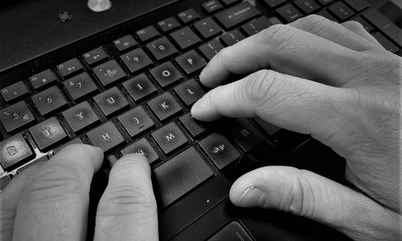 dłonie położone na klawiaturze komputerowej zdjęcie czarno białe