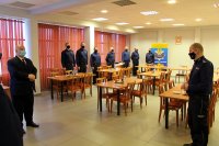 uroczyste pożegnanie odchodzących na emeryturę policjantów i żegnająca się z nimi kadra kierownicza tomaszowskiej policji wraz z przedstawicielami władzy samorządowej