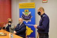 Komendant Powiatowy omawia wyniki osiągnięte  przez policjantów w służbie