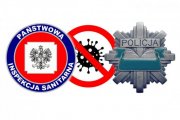 baner z policyjną gwiazdą, znakiem Państwowej Inspekcji Sanitarnej. Pośrodku przekreślony wirus