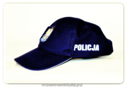 policyjna czapka z daszkiem i napisem policja na białym tle
