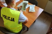 Policjant prowadzi oględziny zabezpieczonych narkotyków