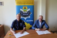 Komendant Powiatowy Policji w Tomaszowie Maz. i wójt Gminy Tomaszów Maz. w trakcie podpisywania porozumienia