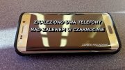 zdjęcie smartfona na szarym podłożu z napisem - znaleziono dwa telefony nad zalewem w Czarnocinie - zdjęcie poglądowe