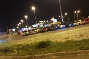 samochody stojące na parkingu