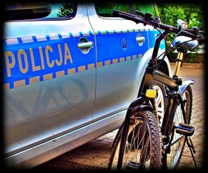 rower na tle policyjnego radiowozu - zdjęcie poglądowe