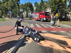 policjant podczas oględzin rozbitego motocykla