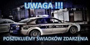 policyjny oznakowany radiowóz, w tle wozy bojowe straży pożarnej i w górnej części zdjęcia niebieski napis UWAGA oraz w dolnej o treści poszukujemy świadków zdarzenia