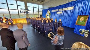 uroczyste wręczenie stopnia kadeta klasy policyjnej przez Komendanta Powiatowego Policji w Tomaszowie Mazowieckim i innych zaproszonych gości