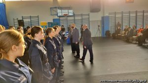 uroczyste wręczenie stopnia kadeta klasy policyjnej przez Komendanta Powiatowego Policji w Tomaszowie Mazowieckim i innych zaproszonych gości