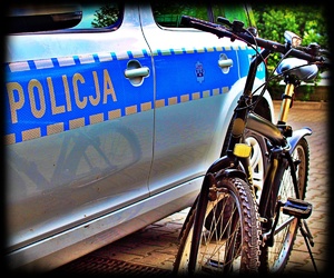 zdjęcie poglądowe rower na tle policyjnego radiowozu