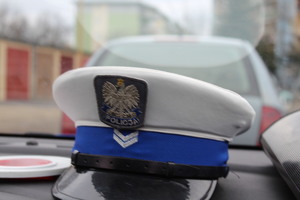 czapka policjanta z wydziału uchu drogowego z białym otokiem