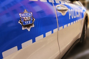 policyjny radiowóz - widoczne drzwi boczne z policyjną gwiazdą i napisem POLICJA112 oraz na drzwiach przednich napisem POLICJA