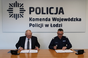 Komendant Wojewódzki Policji w Łodzi podpisuje porozumienie