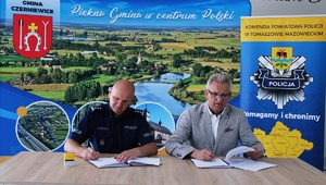 podpisanie porozumienia przez Wójta Czerniewic i Komendanta Powiatowego Policji w Tomaszowie Mazowieckim