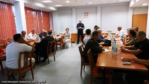 spotkanie robocze w siedzibie tomaszowskiej jednostki policji. na sali odpraw zasiadają przedstawiciele wszystkich zaproszonych służb, z którymi policjanci na co dzień współpracują