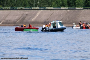 łodzie ratownicze i ratownicy w symulacji akcji ratunkowej ratującej życie topielcom