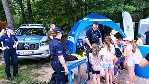 policjanci w trakcie działań profilaktycznych z dziećmi