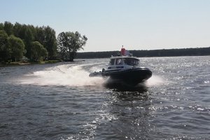 policyjna łódź motorowa  patroluje wody zalewu Sulejowskiego