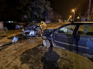 uszkodzone samochody biorące udział w zdarzeniu drogowym