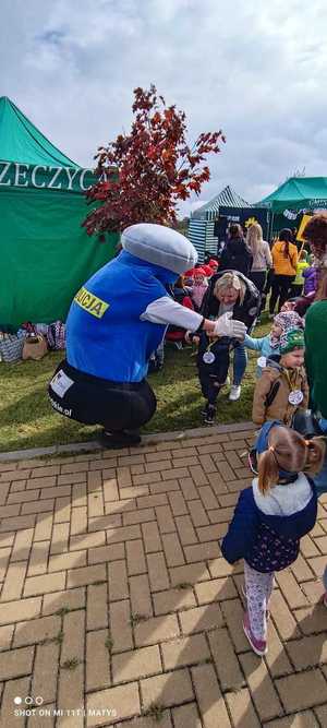 Policyjna maskotka Komisarz Błysk i dzieci