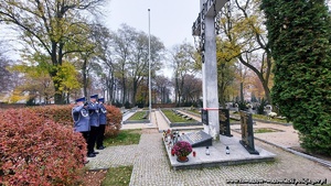 policyjna delegacja oddaje hołd zapala symboliczne znicze w miejscu pamięci po poległych i zamordowanych policjantach