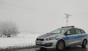 Radiowóz policyjny na tle zimowej scenerii