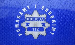 &quot;Na niebieskim tle policyjna gwiazda z napisem: Pomagamy i chronimy i nr 112