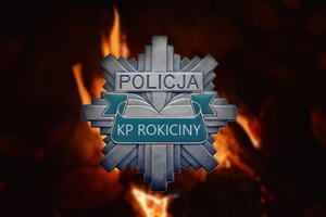 policyjne logo gwiazda z napisem Policja KP Rokiciny na czarnym tle. za logo rozmyte płomienie