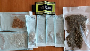 narkotyki w foliowych torebkach i słoiku zabezpieczone do sprawy przez policjantów