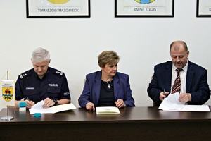 starosta tomaszowski , członek rady powiatu i Komendant Powiatowy Policji w Tomaszowie Mazowieckim podpisują porozumienie w zakresie służb ponadnormatywnych