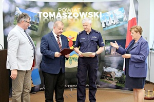 starosta tomaszowski , członek rady powiatu i Komendant Powiatowy Policji w Tomaszowie Mazowieckim podpisują porozumienie w zakresie służb ponadnormatywnych
