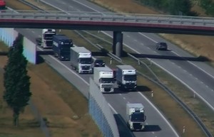 zdjęcie z drona autostrady, na której widać jadące pojazdy w tym pojazdy ciężarowe