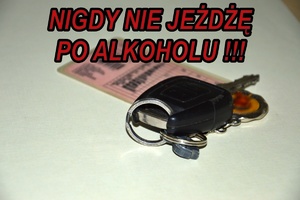 blankiet prawa jazdy leżący na blacie, na nim kluczyk od samochodu i napis nigdy nie jeżdżę po alkoholu
