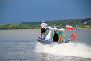policyjna łódź motorowa płynie po wodach Zalewu Sulejowskiego
