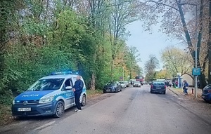 policjanci ruchu drogowego reagują na źle zaparkowane pojazdy