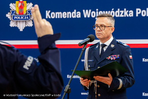 Komendant Wojewódzki Policji w Łodzi nadinspektor Sławomir Litwin przyjmuje ślubowanie nowo przyjętych policjantów garnizonu łódzkiego