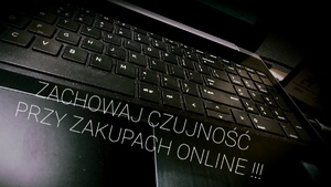 klawiatura komputera i napis zachowaj czujność podczas zakupów online !!!