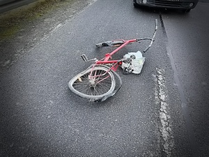 uszkodzony w zdarzeniu drogowym rower leżący na jezdni